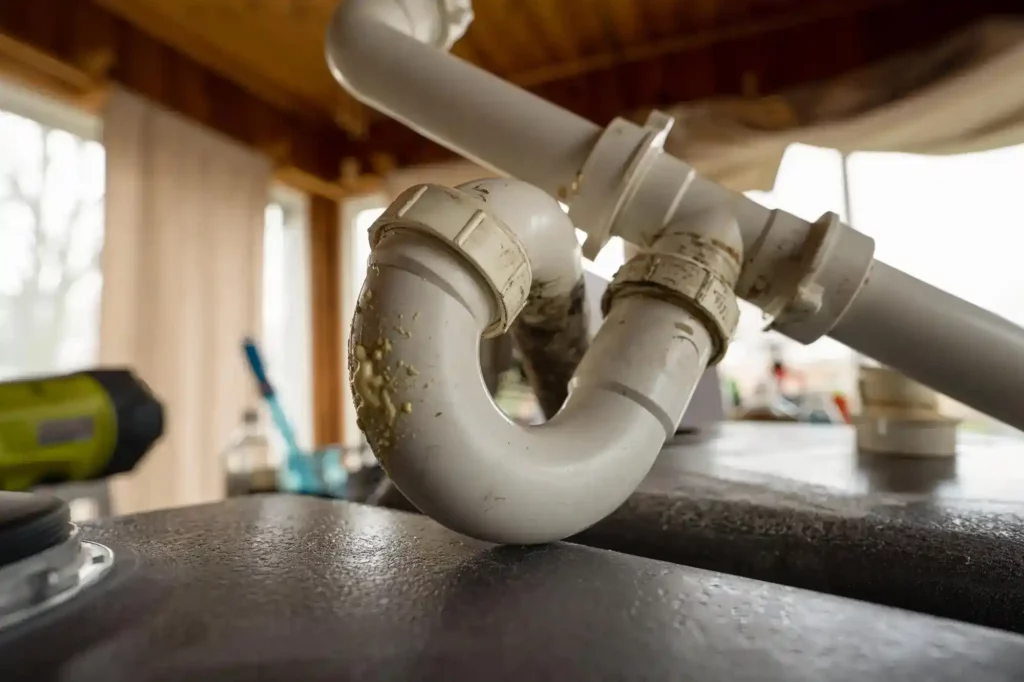 Rohrbruch unter der Spüle in der Einbauküche professionell reparieren – Rohrbruch Düren